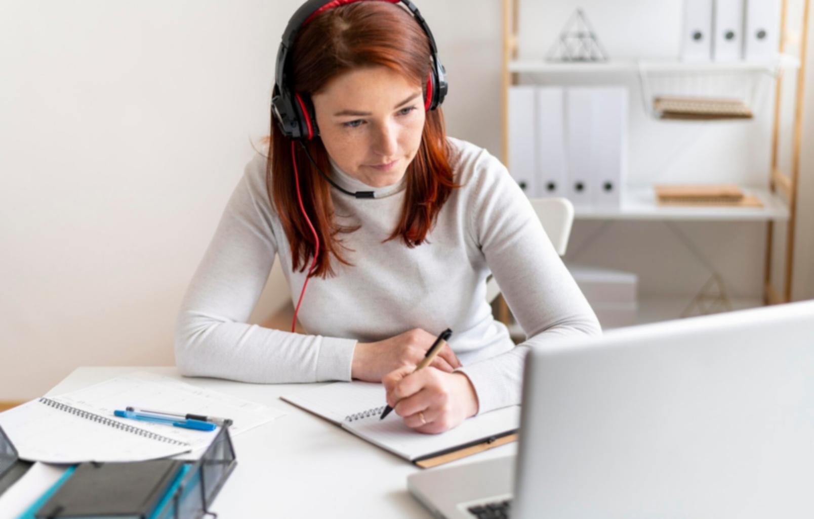 Menschen arbeiten gemeinsam an finanziellen Plänen und Strategien